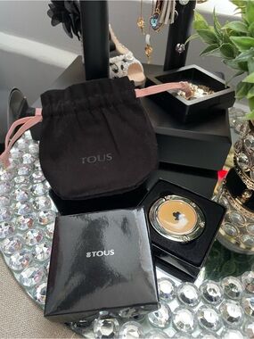 ✨🖤TOUS Compact Mirror with Black Pouch - Gold & Black✨🖤NEW